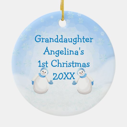 おばあさんの初めてのクリスマス雪だるまラウンド写真 セラミックオーナメント (裏面)