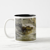 おばあさんを雪だるます男性と冬の風景 ツートーンマグカップ (左)