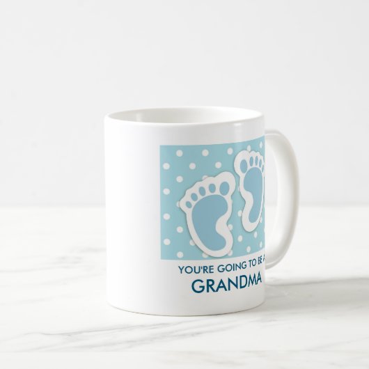 おばあちゃんかわいいブルー男の赤ちゃんの足へ コーヒーマグカップ (正面右)