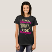おばあちゃんがバイクに乗る おもしろい バイク好きなおばあちゃん Tシャツ (正面フル)