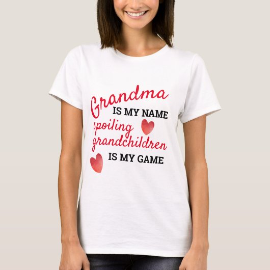 おばあちゃんが私の名前 孫を甘やかすのが私の仕事 Tシャツ (正面)