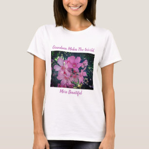 おばあちゃんが美しいピンクのフローラ花菜 Tシャツ