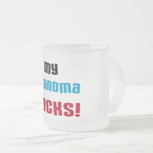 おばあちゃんがTシャツとギフトを食べる フロストグラスマグカップ (正面右)