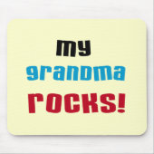 おばあちゃんがTシャツとギフトを食べる マウスパッド (正面)