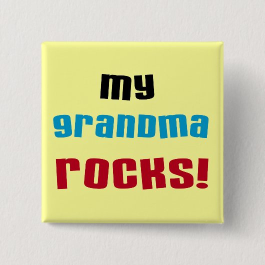 おばあちゃんがTシャツとギフトを食べる 缶バッジ (正面)