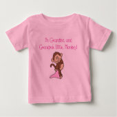 おばあちゃんとおじいちゃんのサル – ピンク ベビーTシャツ (正面)