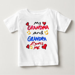 おばあちゃんとおじいちゃんは私を愛するハート ベビーTシャツ