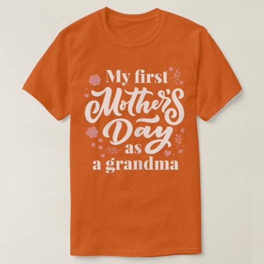 おばあちゃんとして最初の母の日を最初に子宮 Tシャツ (デザイン正面)