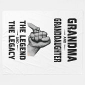 おばあちゃんと孫娘の伝説と遺産 フリースブランケット (正面(横))