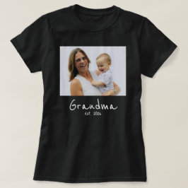おばあちゃんになった記念のフォト 白抜きのスクリプト Tシャツ