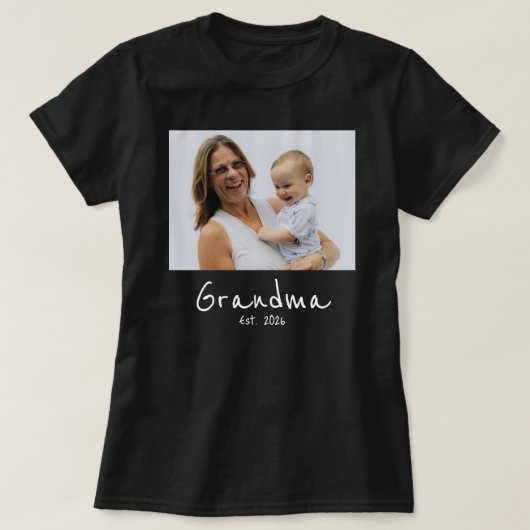 おばあちゃんになった記念のフォト 白抜きのスクリプト Tシャツ (デザイン正面)