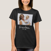 おばあちゃんになった記念のフォト 白抜きのスクリプト Tシャツ (正面)