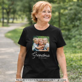 おばあちゃんになった記念スクリプト写真 Tシャツ