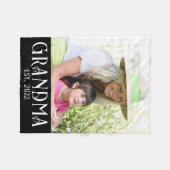 おばあちゃんになった記念写真  フリースブランケット (正面(横))