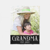 おばあちゃんになった記念写真  フリースブランケット (正面)