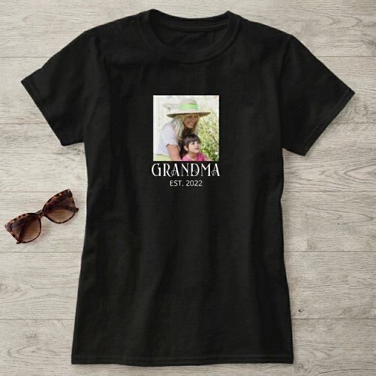 おばあちゃんになった記念写真 Tシャツ