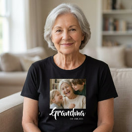 おばあちゃんになりましたスクリプトフォト Tシャツ