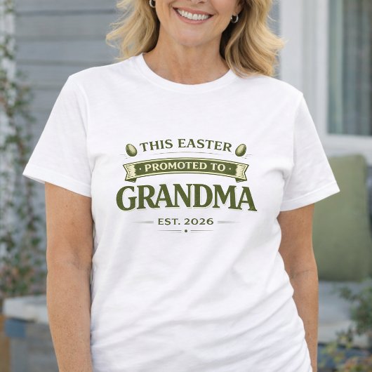 おばあちゃんになるためのイースター妊娠発表Tシャツ Tシャツ
