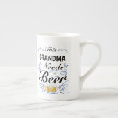 おばあちゃんにはビールがおもしろい必要 ボーンチャイナマグカップ (右)