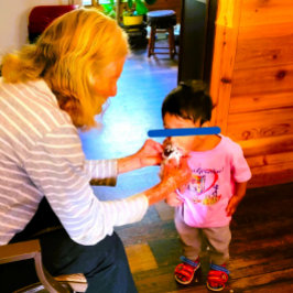 おばあちゃんに引っ掛かるカスタマイズ可能/おじいちゃん ベビーTシャツ