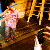 おばあちゃんに引っ掛かるカスタマイズ可能/おじいちゃん ベビーTシャツ