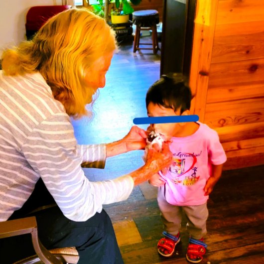 おばあちゃんに引っ掛かるカスタマイズ可能/おじいちゃん ベビーTシャツ