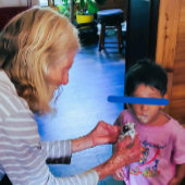 おばあちゃんに引っ掛かるカスタマイズ可能/おじいちゃん ベビーTシャツ