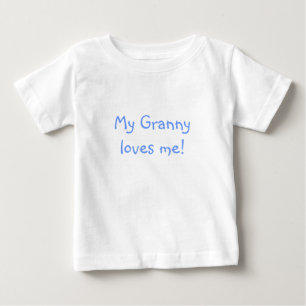 おばあちゃんに愛されてる！ ベビーTシャツ
