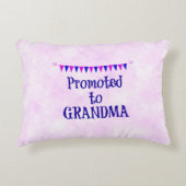 「おばあちゃんに昇格」ピンク《写真》ぼけ味 アクセントクッション (正面)