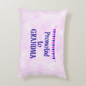 「おばあちゃんに昇格」ピンク《写真》ぼけ味 アクセントクッション (裏面(縦))