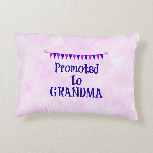 「おばあちゃんに昇格」ピンク《写真》ぼけ味 アクセントクッション (裏面)