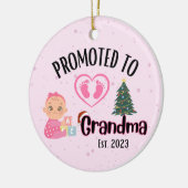 おばあちゃんに昇格 – ベビーガールクリスマス セラミックオーナメント (左)