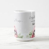 おばあちゃんに昇進したかわいいペンギンの妊娠が明らかになる コーヒーマグカップ (中央)