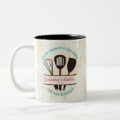 おばあちゃんのキッチンでの思い出と道具への愛 ツートーンマグカップ (左)