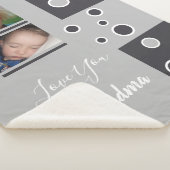 おばあちゃんのギフトグレーと白い孫の写真 シェルパブランケット (3/4)