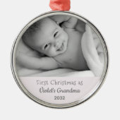 おばあちゃんのクリスマスパーソナライズされた第1回名写真 メタルオーナメント (正面)