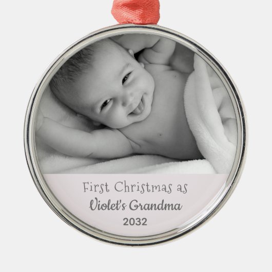 おばあちゃんのクリスマスパーソナライズされた第1回名写真 メタルオーナメント (正面)