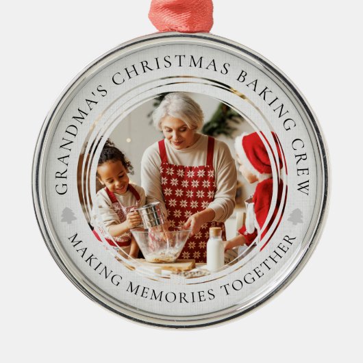 おばあちゃんのクリスマスベーキングクルー写真記念 メタルオーナメント (正面)