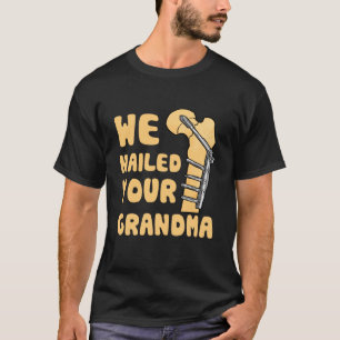 おばあちゃんのスクラブおもしろい技術に釘付け Tシャツ