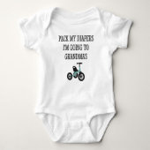 おばあちゃんのバイクに行くおむつを詰める ベビーボディスーツ (正面)