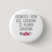おばあちゃんのフローラピンおもしろいボタンに昇格 缶バッジ (正面)