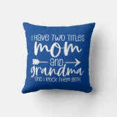 おばあちゃんのプレゼントとママの2つのタイトルがある クッション (裏面)