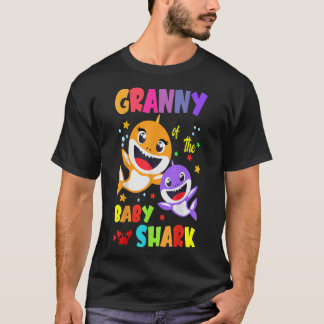 おばあちゃんのベビーシャーク誕生日おばあちゃんシャーク Tシャツ