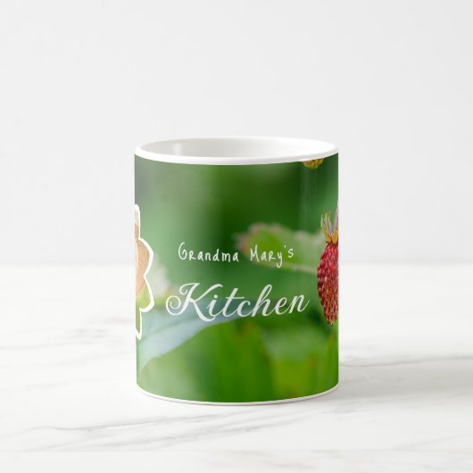 おばあちゃんのポートレートとストロベリーフォトカスタム コーヒーマグカップ (中央)