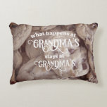 おばあちゃんの写真でおばあちゃんの家で起こること アクセントクッション<br><div class="desc">このクリスマスを本当に忘れることができない私たちのパーソナライズされた装飾用クッションだけおばあちゃんの為に。子供がいる人は誰でも知っている、おばあちゃんの家で何が起こるか！この両面の写真ピローパーソナライズされたは、あなたの祖母の名前を追加するテンプレートを備えている – ナニー、おばあちゃん、グラミー、ミュー、ギジ、またはあなたが好きな名前！それとも叔母さんか君の小さい叔母さんか？愛しカスタマイズた人に贈り物を！チョコレートチップクッキーの魅力的な背景と自分の写真を追加できるカスタマイズ可能な背中を特徴とするかわいいアクセントピロー！完璧なクリスマスプレゼント、この枕はおばあちゃんの家でのみ共有される暖かさと愛を取り込む。孫と孫の絆を尊重し、孫の歓迎宇宙を作る心のこもったジェスチャー楽しむ。名前もしが正しくパーソナライズされた収まらないので、エディタを入力して調整する。リクエストがあればメッセージを送る – 嬉しい救済よ!</div>