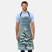 おばあちゃんの冬の雪のスプルースの木をパーソナライズ エプロン (着用した状態)