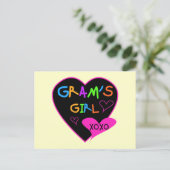 おばあちゃんの娘 カスタムTシャツ、マグカップ、缶バッジ、ケース ポストカード (スタンド正面)