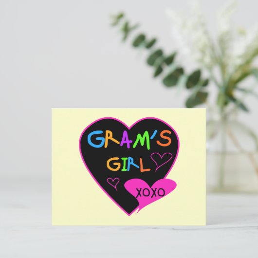 おばあちゃんの娘 カスタムTシャツ、マグカップ、缶バッジ、ケース ポストカード (スタンド正面)