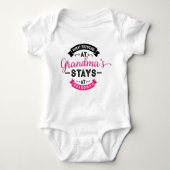 おばあちゃんの家で起こること ベビーボディスーツ (正面)