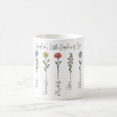 おばあちゃんの小さな愛の庭 – グランドキッズの名前 コーヒーマグカップ (中央)